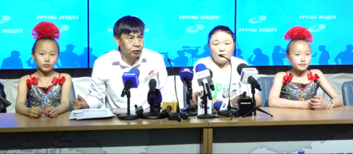 Ихэр охид аавынхаа эмчилгээний зардлыг олохын тулд хандивын тоглолт хийнэ